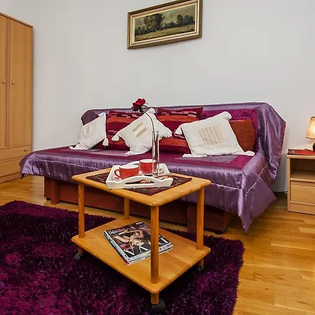 Apartment Main Street Carera