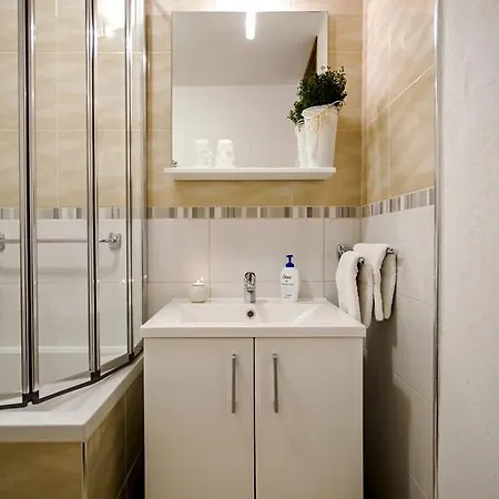 Apartment Main Street Carera