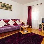 Apartment Main Street Carera