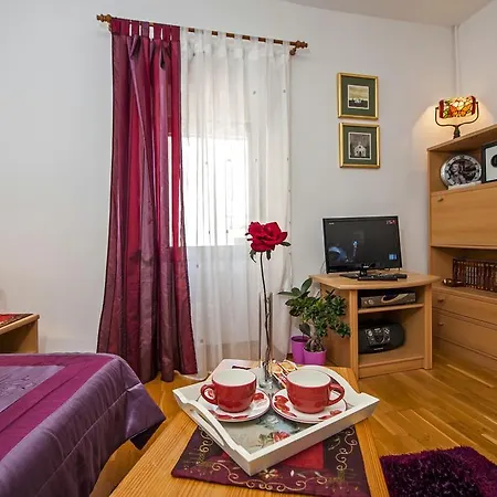 Apartment Main Street Carera